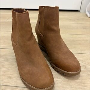 Universal Thread Tan Leather Ankle Boots. Size 8